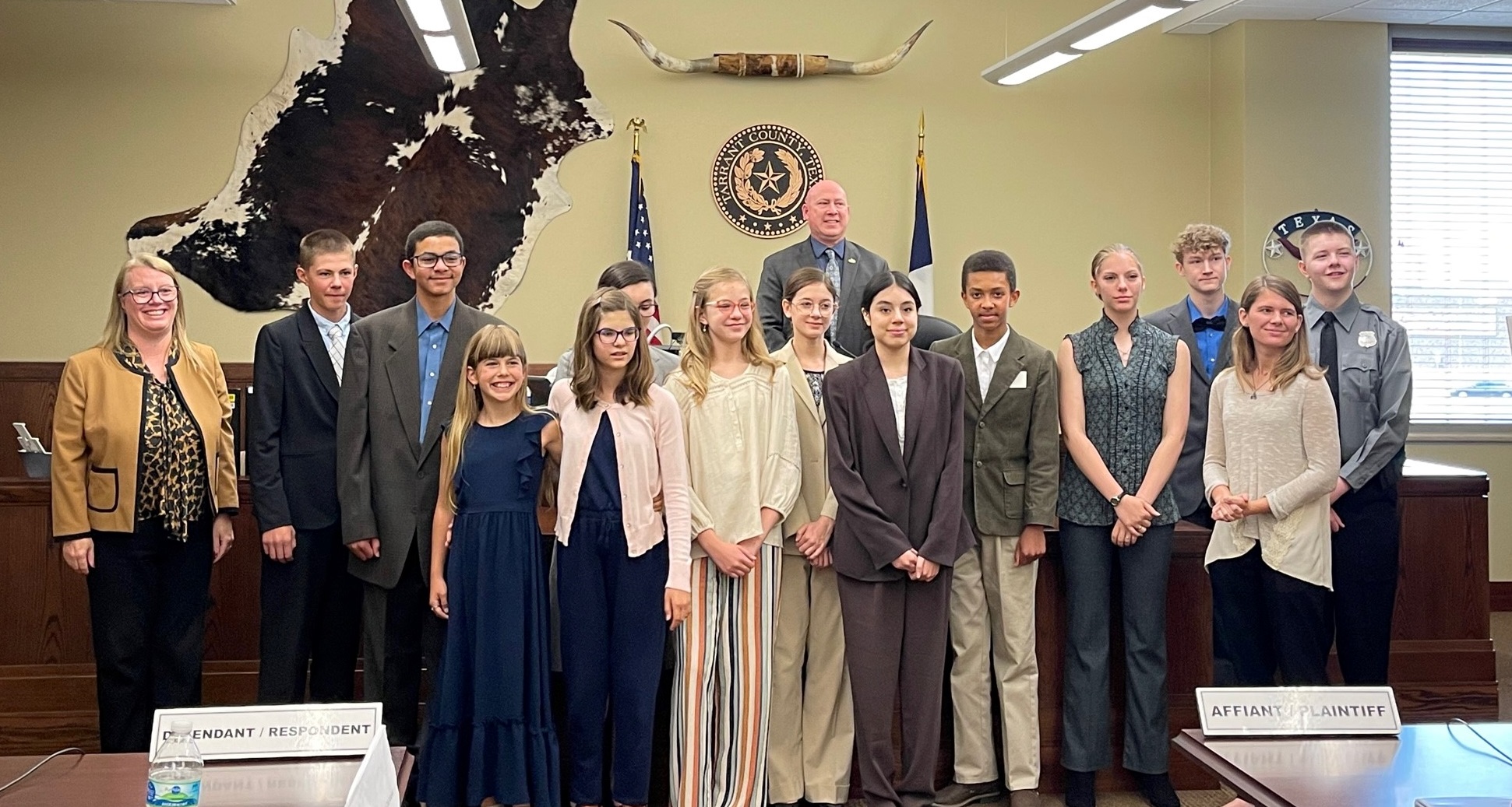 ANOTHER PHOTO PHOTO OF A JUDGE WITH STUDENTS THAT PARTICIPATED IN A MOCK TRIAL
