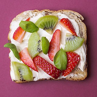 Kiwi and Strwberry Dessert Toast