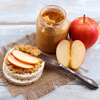 Rice cakes with Peanut butter and apples 