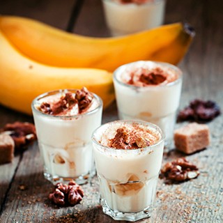 Yougurt with almonds and bananas