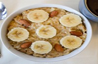 Banana-almond oatmeal